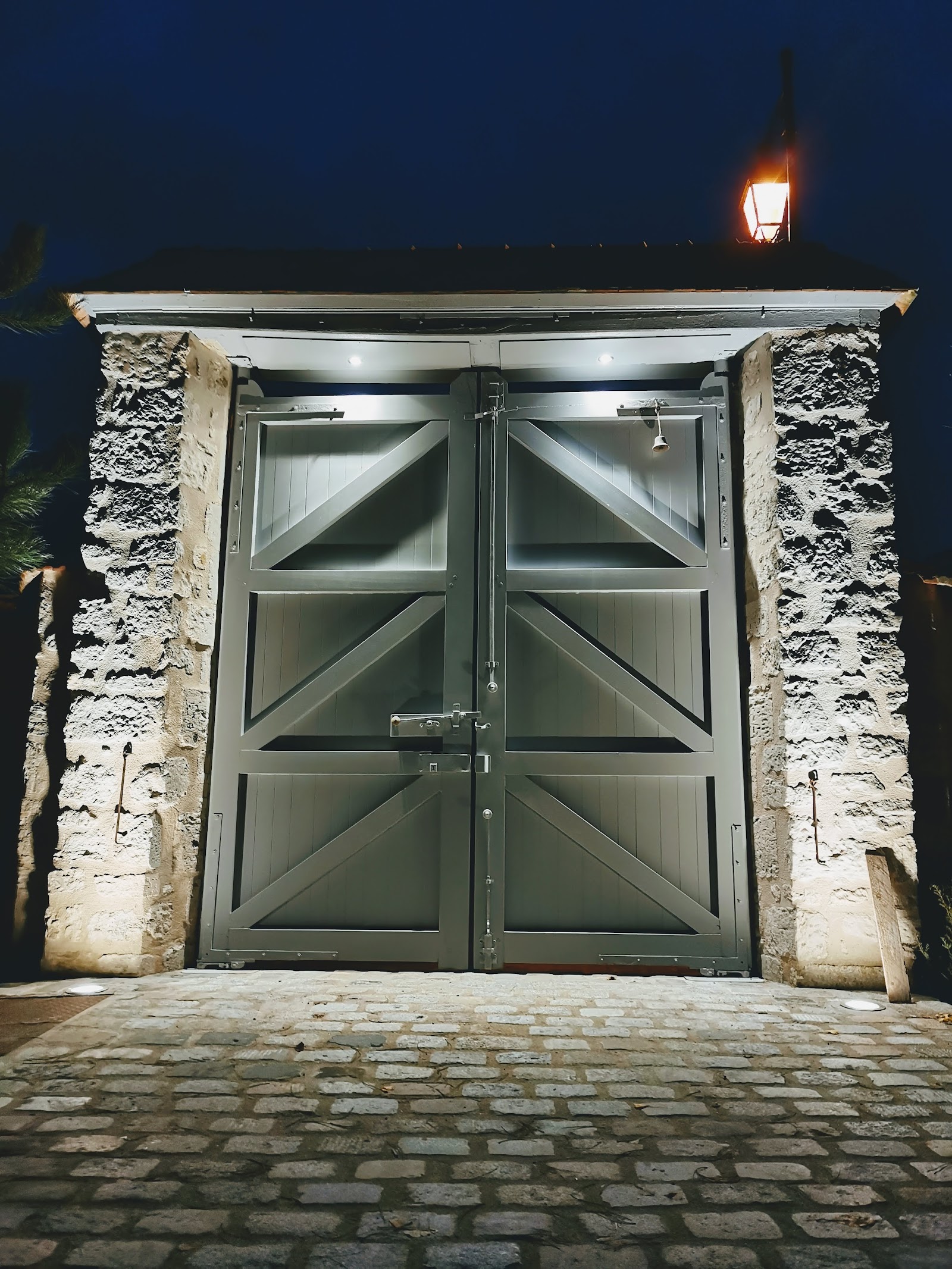 Portail en bois et éclairage extérieur réalisés par Val'Elec, électricien à Gisors