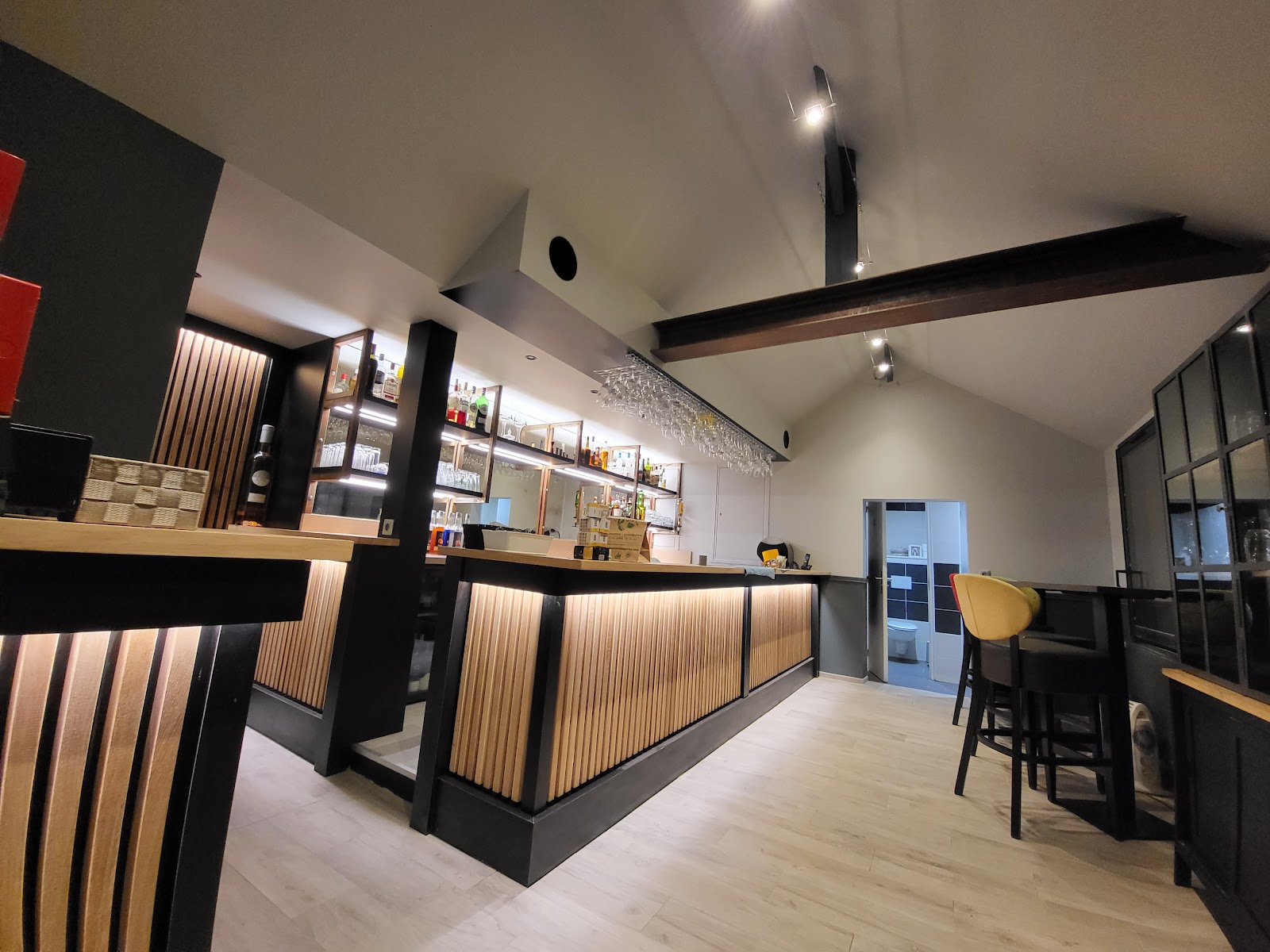 Vue d'ensemble du comptoir de bar rétroéclairé en bois et métal