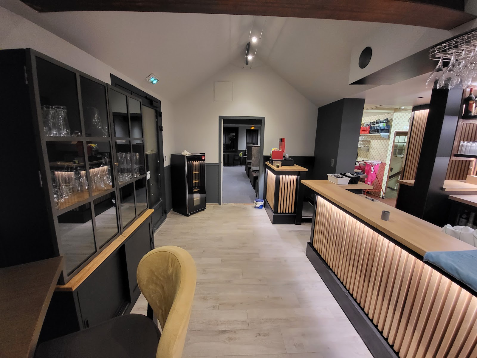 Aménagement intérieur d'un bar moderne avec éclairage intégré