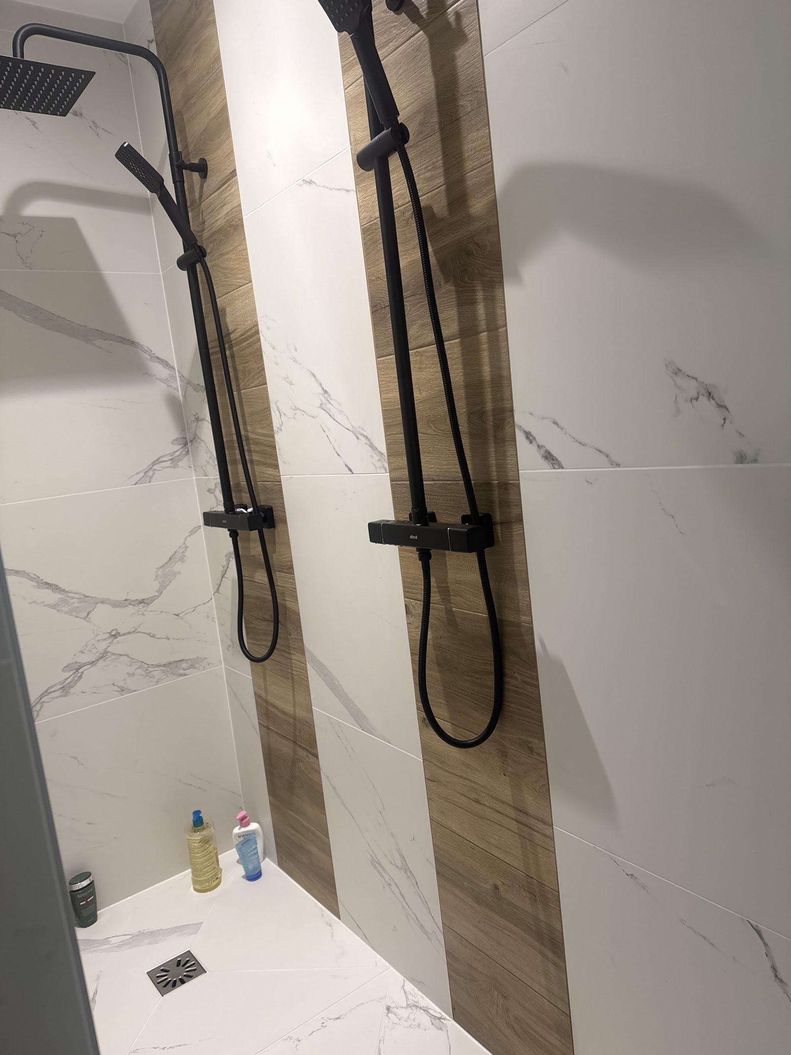 Prise de courant double en métal brossé sur mesure