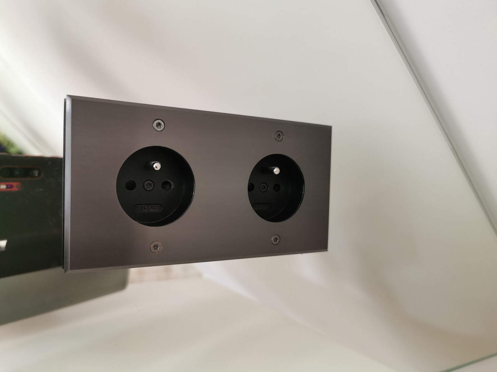 Espace douche avec robinetterie noire mate et carrelage effet marbre et bois