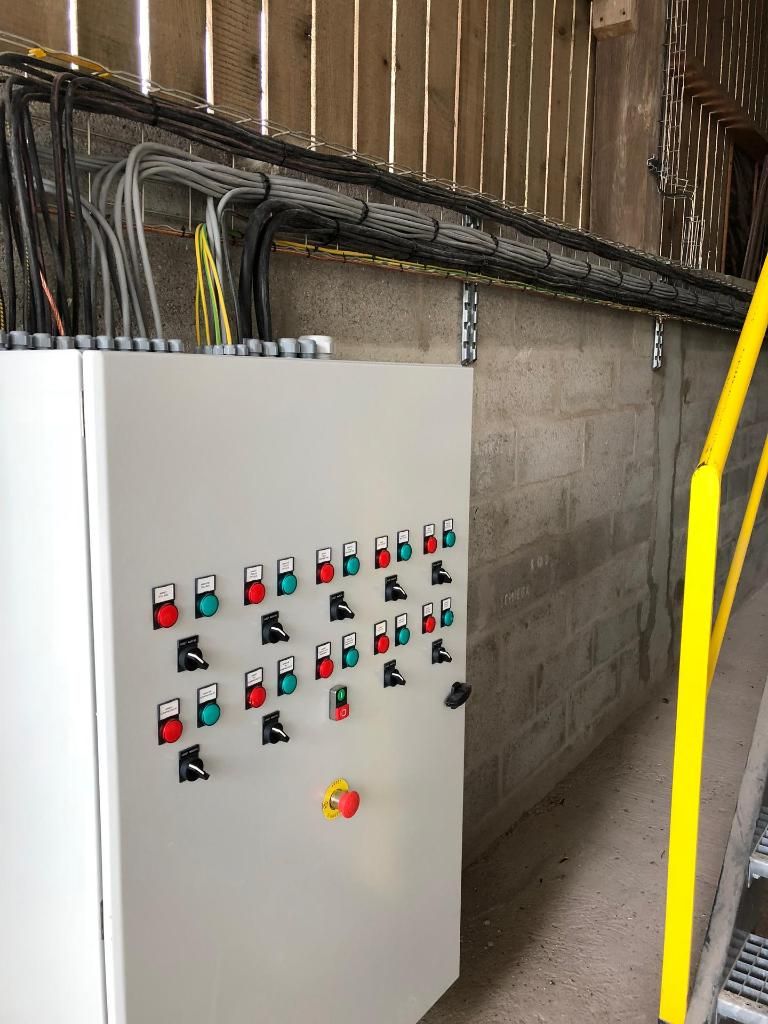 Installation de sanitaires suspendus avec habillage mural bois